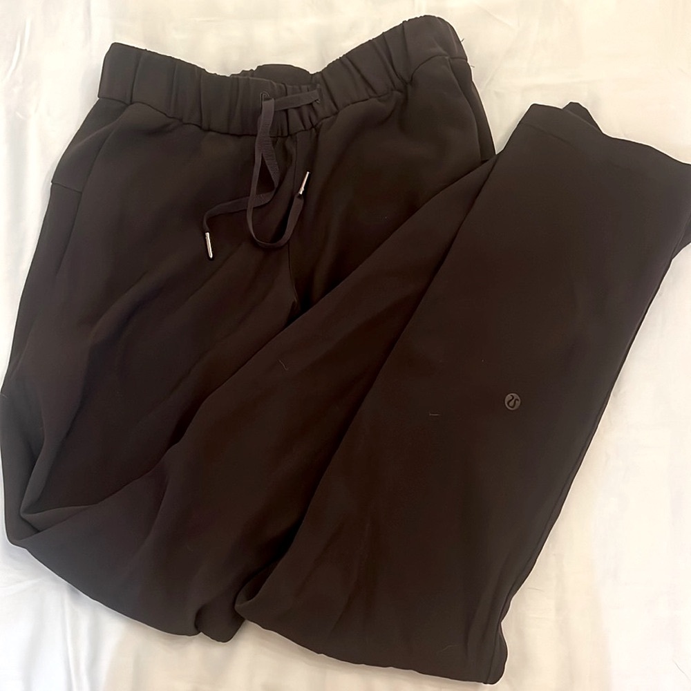 Lululemon On The Fly size 4 tapered drawstring pant